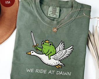 Maglietta We Ride at Dawn, maglietta Funny Frog, colori comodi, regalo Goblincore, maglietta King Frog