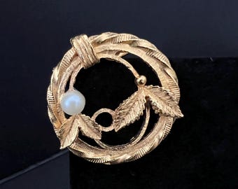Vintage Sarah Coventry "Endearing" Gold-Tone Wreath Brooch with a Faux Pearl