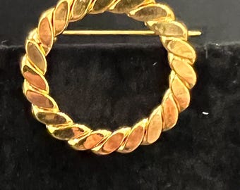 Vintage Yellow Gold Twisted Rope Circle Brooch