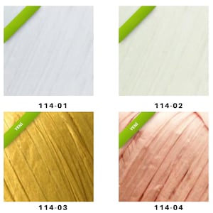 Op de afbeelding: Vier voorbeelden van getextureerd papier in wit, gebroken wit, goud en roze. Elk voorbeeld heeft een groene banner met het woord "Yeni" en een nummer. Het papier heeft een geweven uiterlijk, met zichtbare lijnen en een subtiele glans.