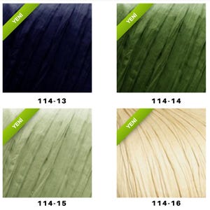 Op de afbeelding: Vier voorbeelden van getextureerd knutselmateriaal in marineblauw, olijfgroen, lichtgroen en cr&egrave;mekleur. Elk voorbeeld heeft een diagonale groene banner met het woord "YENI" en een productcode.