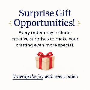 Op de afbeelding: Afbeelding met tekst: "Surprise Gift Opportunities!" en "Ontdek de vreugde bij elke bestelling!" Een beige geschenkdoos met een rode strik staat in het midden. De tekst vermeldt ook creatieve verrassingen om het knutselen speciaal te maken.