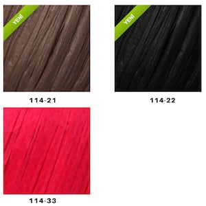 Op de afbeelding: Drie stalen van getextureerd materiaal in bruin, zwart en rood. Elke staal heeft een unieke kleurcode: 114-21, 114-22 en 114-33. De bruine en zwarte stalen hebben een groene banner met het woord "YENI".