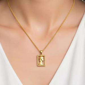 Könnte beinhalten: Ein Set aus drei Keramikbechern mit gesprenkelter, matter Oberfläche. Die Becher sind in den Farbtönen Creme, Hellgrau und Dunkelgrau gehalten. Jeder Becher hat ein schlichtes, minimalistisches Design und einen abgerundeten Henkel. Die Becher sind gestapelt.