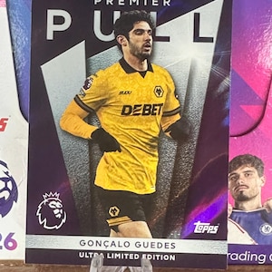 Op de afbeelding: Een witte keramische mok met een zwart handvat en de tekst "But First, Coffee" in een zwarte, handgeschreven lettertype. De mok staat op een wit oppervlak.