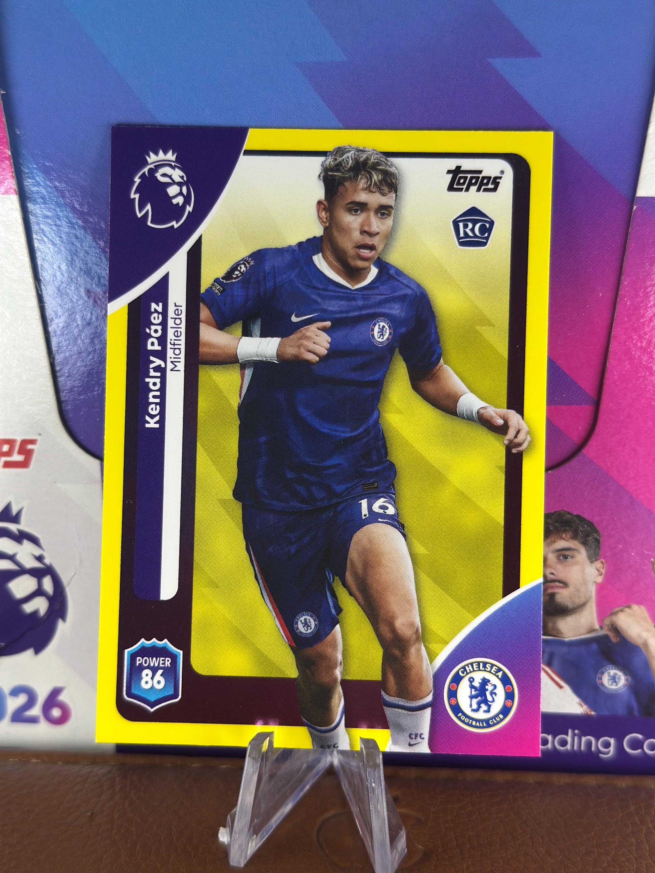 引き出される力 DAD-1 サポートカード　　キラキラカード Kendry Páez Rookie Parallel Soccer Card - Topps Premier League