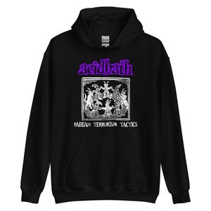 Könnte beinhalten: Schwarzer Kapuzenpullover mit dem Wort "acidbath" in lila Schrift über einer weißen Grafik von Figuren in einem Kreis. Der Text "PAEGAN TERRORISM TACTICS" steht darunter.
