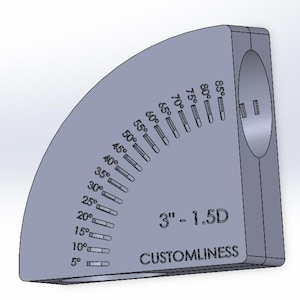 Puede incluir: Una herramienta gris en forma de cuarto de círculo con marcas de grados de 5° a 85°. El texto "3" - 1.5D" y "CUSTOMINESS" son visibles. Hay un agujero circular en el lado derecho de la herramienta. La herramienta mide 7.62 cm.