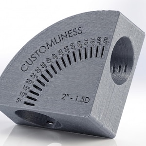 Puede incluir: Una herramienta de medición de ángulos gris impresa en 3D con el texto "CUSTOMLINESS" y "2" - 1.5D" en la superficie. La herramienta muestra una escala curva con marcas de grado de 5 a 85 grados, junto con dos aberturas circulares.