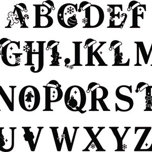 Peut inclure: Alphabet noir de A à Z, décoré d'éléments de Noël. Des bonnets de Père Noël, des bonhommes en pain d'épices, des boules, des flocons de neige et des cloches ornent les lettres, créant un design de vacances festif.