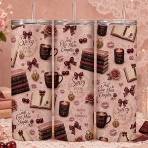 Puede incluir: Tres vasos cilíndricos con pajitas transparentes sobre un fondo rosa claro, decorados con libros, tazas de café, cerezas, lazos y candados en forma de corazón. El texto incluye "Spicy Book Club", "Just One More Chapter" y "Steamy & Unhinged".