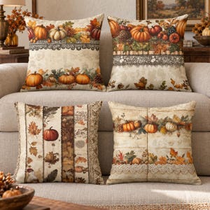 Könnte beinhalten: Vier quadratische Dekokissen mit herbstlichen Motiven, darunter Kürbisse, herbstliches Laub und spitzenartige Verzierungen. Die Kissen zeigen eine warme Farbpalette aus Orange, Braun und Creme mit verschiedenen Anordnungen von Kürbissen.