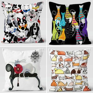 Op de afbeelding: Vier decoratieve sierkussens met huisdierthema's. Eén kussen heeft een collage van verschillende hondenrassen in zwart, wit en rood. Een ander toont kleurrijke katten op een zwarte achtergrond. De derde toont een witte kat met een rode parasol. Het laatste kussen heeft een patroon van honden.