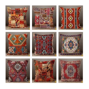 Puede incluir: Nueve cojines decorativos con diversos diseños geométricos y patchwork. Los cojines presentan una mezcla de colores como rojo, naranja, amarillo, azul y marrón. Cada cojín tiene un patrón único, creando una colección diversa.
