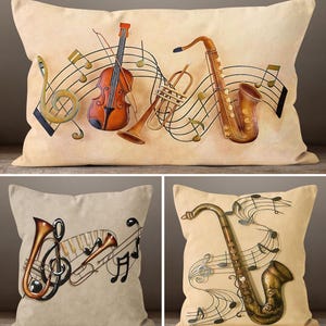 Peut inclure: Coussins beiges avec des motifs d'instruments de musique. L'un d'eux présente un violon, une trompette et un saxophone avec des notes de musique. Un autre coussin présente un trombone, des touches de piano et une clé de sol. Le troisième coussin affiche un saxophone et des notes de musique.
