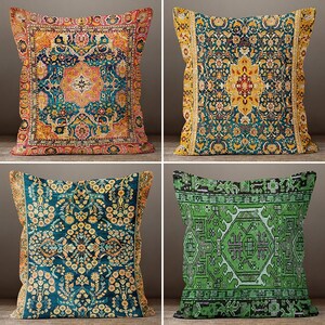Pode incluir: Quatro almofadas decorativas com padrões intrincados e coloridos, semelhantes a tapetes. As almofadas apresentam designs em tons de laranja, azul, amarelo e verde. Cada almofada tem um padrão único, oferecendo uma variedade de estilos para decoração de casa.