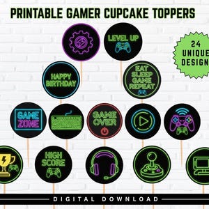 Puede incluir: Un conjunto de adornos para cupcakes imprimibles con temática de videojuegos. Cada círculo negro presenta gráficos y texto de estilo neón, incluyendo frases como "Happy Birthday" y "Game Over". Los adornos están diseñados con iconos y frases relacionadas con los juegos.