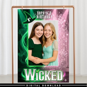 Może przedstawiać: Cyfrowy baner z dwoma uśmiechniętymi dziewczynami. Baner ma zielone i różowe tło ze słowami "SOPHIA'S BIRTHDAY" i "WICKED". Zawiera również grafikę kapelusza czarownicy. Na dole widnieje napis "DIGITAL DOWNLOAD".