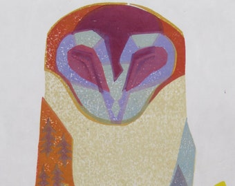 Könnte beinhalten: Eine mehrfarbige Blockdruck-Illustration einer Schleiereule, umgeben von stilisierten Blumen und Blättern. Die Eule hat ein violettes Gesicht, eine cremefarbene Brust und einen orangefarbenen Flügel mit Kiefernmustern. Unten steht der Text 2/60, June, UNDERWOOD.