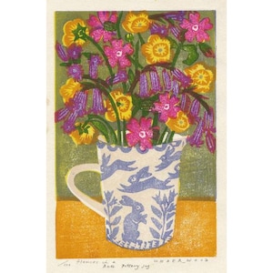 Puede incluir: Una colorida impresión de flores en una jarra. Las flores son rosas, amarillas y moradas. La jarra es blanca con diseños de conejos azules. El fondo es verde y naranja. El texto en la parte inferior dice "Flowers in a Bell pottery jug".