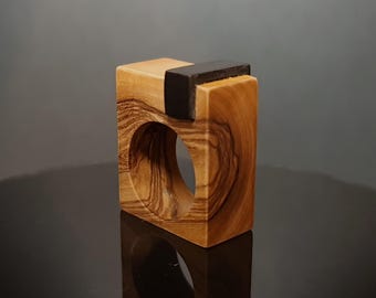 OLEA- Anillo macizo de olivo con detalle incrustado de ébano.