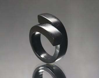 UMBRA- Anillo cruzado de ébano macizo