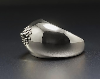 LILITH- Anillo de plata que evoca un seno femenino