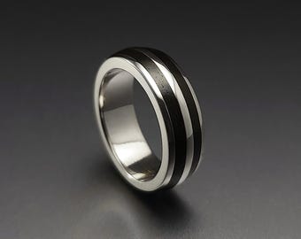 DUALIS- Alianza ancha media caña de plata 925 con incrustación de ébano.