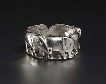 LAMU- Anillo escultórico de plata que evoca una manada de elefantes