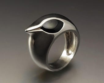 FALCON- Anillo realizado en plata 925 con esmalte negro, evocando la figura de un halcón