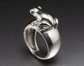 LOTUS- Anillo de plata 925 que evoca una rana posada.
