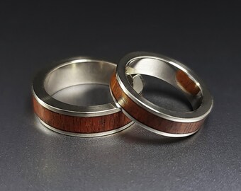 SIENNA- Alianza ancha de plata con incrustación de zebrano.