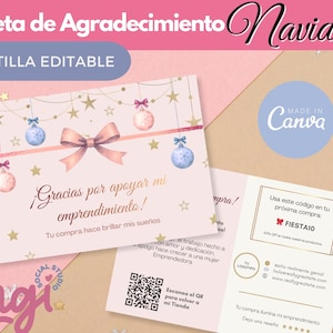 Puede incluir: Plantilla de tarjeta de agradecimiento navideña rosa y beige con texto en español. La tarjeta presenta un lazo, adornos y estrellas. También se ven las palabras "Made in Canva".