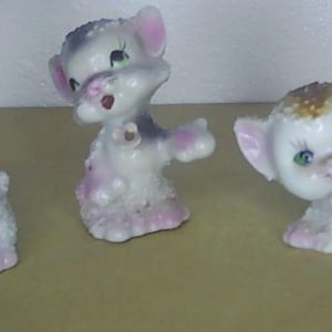 Drie vintage kitsch gesuikerde keramische kittens Japan 1960&#39;s 2,5-3&quot;