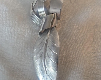 Vintage Silver Tone Leaf Pin
