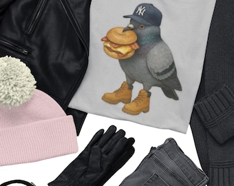 Camiseta gráfica NYC Pigeon: Gorra de los Yankees, Timberlands, Tocino, Huevo y Queso