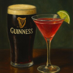 K&ouml;nnte beinhalten: Ein Gem&auml;lde eines Guinness-Pints neben einem roten Cocktail mit Limettenscheibe. Das Guinness-Glas hat das Markenlogo. Die Getr&auml;nke stehen auf einer Holzoberfl&auml;che vor einem dunkelgr&uuml;nen Hintergrund.