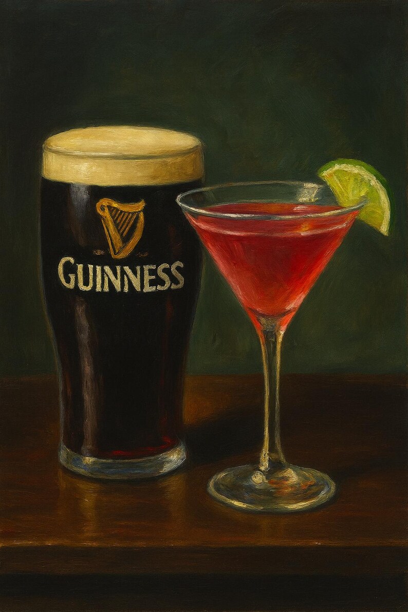 K&ouml;nnte beinhalten: Ein Gem&auml;lde eines Guinness-Pints neben einem roten Cocktail mit Limettenscheibe. Das Guinness-Glas hat das Markenlogo. Die Getr&auml;nke stehen auf einer Holzoberfl&auml;che vor einem dunkelgr&uuml;nen Hintergrund.