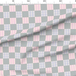 Könnte beinhalten: Stoff mit einem sich wiederholenden Muster aus Quadraten und Streifen. Die Quadrate wechseln sich ab mit einem gepunkteten Muster in gedämpftem Grün und einem Karomuster in Hellblau und Weiß. Die Streifen sind rosa und weiß.