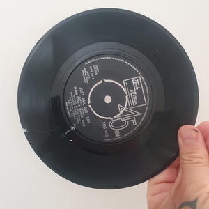 K&ouml;nnte beinhalten: Eine schwarze Schallplatte mit dem Text "JUST SAY" und "DIANA ROSS & MARVIN GAYE". Die Schallplatte ist eine 45 U/min Single mit dem Tamla Motown Logo. Die Schallplatte wird vor einem wei&szlig;en Hintergrund gehalten. Das Label zeigt auch "LONDON".