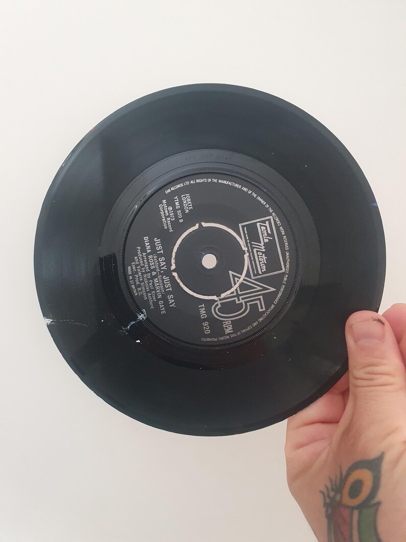 K&ouml;nnte beinhalten: Eine schwarze Schallplatte mit dem Text "JUST SAY" und "DIANA ROSS & MARVIN GAYE". Die Schallplatte ist eine 45 U/min Single mit dem Tamla Motown Logo. Die Schallplatte wird vor einem wei&szlig;en Hintergrund gehalten. Das Label zeigt auch "LONDON".