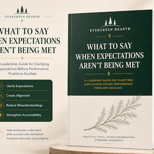 Op de afbeelding: Een boek getiteld What to Say When Expectations Aren't Being Met door Evergreen Hearth. De kaft is donkergroen en crème met een illustratie van een dennentak, inclusief de ondertitel A Leadership Guide for Clarifying Expectations.