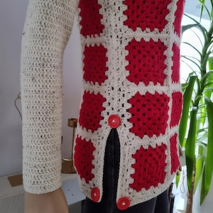 おばあちゃんのスクエアクロッシェセーターPDFパターン - 赤と白のボタン付きプルオーバーチュートリアル