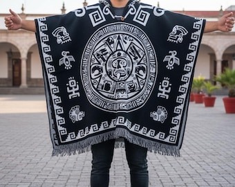 Poncho (Gabán) con calendario azteca hecho a mano en Ecuador – Talla única // ArteyAlmaMexicana
