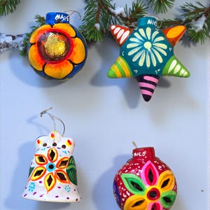 Bunte handgemachte mexikanische Ornamente | 4er-Set mit Blumendrucken | Weihnachtsdeko |ArteyAlmaMexicana