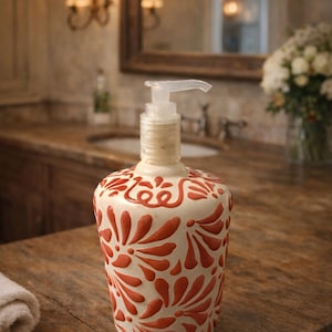 Könnte beinhalten: Rustikales Holzschild mit dem Text "Welcome to our home" in weißer Schrift. Das Schild hat eine Used-Optik und ein schlichtes, einladendes Design, perfekt für eine Veranda oder einen Eingangsbereich.