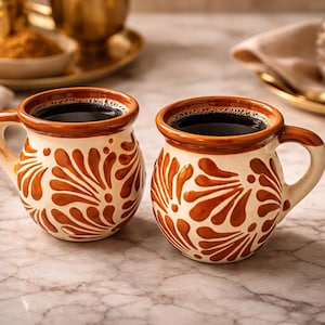 Puede incluir: Un letrero de madera rústico con el texto "Welcome to our home" en un estilo manuscrito. El letrero presenta un acabado envejecido y un diseño simple y acogedor, perfecto para la decoración de la entrada.