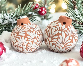 Handgemaakte Mexicaanse ornamenten || Set van 2 kleibruin met witte bloemenprints || ArteyAlmaMexicana