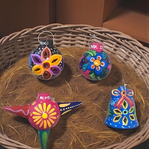 Bunte handgemachte mexikanische Ornamente | 4er-Set mit Blumendrucken | Weihnachtsdeko |ArteyAlmaMexicana