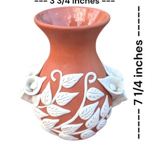 Pu&ograve; includere: Vaso in terracotta, alto 18,4 cm, con dettagli floreali e a foglie bianche. Il vaso ha un'ampia apertura ed &egrave; largo 9,5 cm. Vaso decorativo in ceramica per l'arredamento della casa.